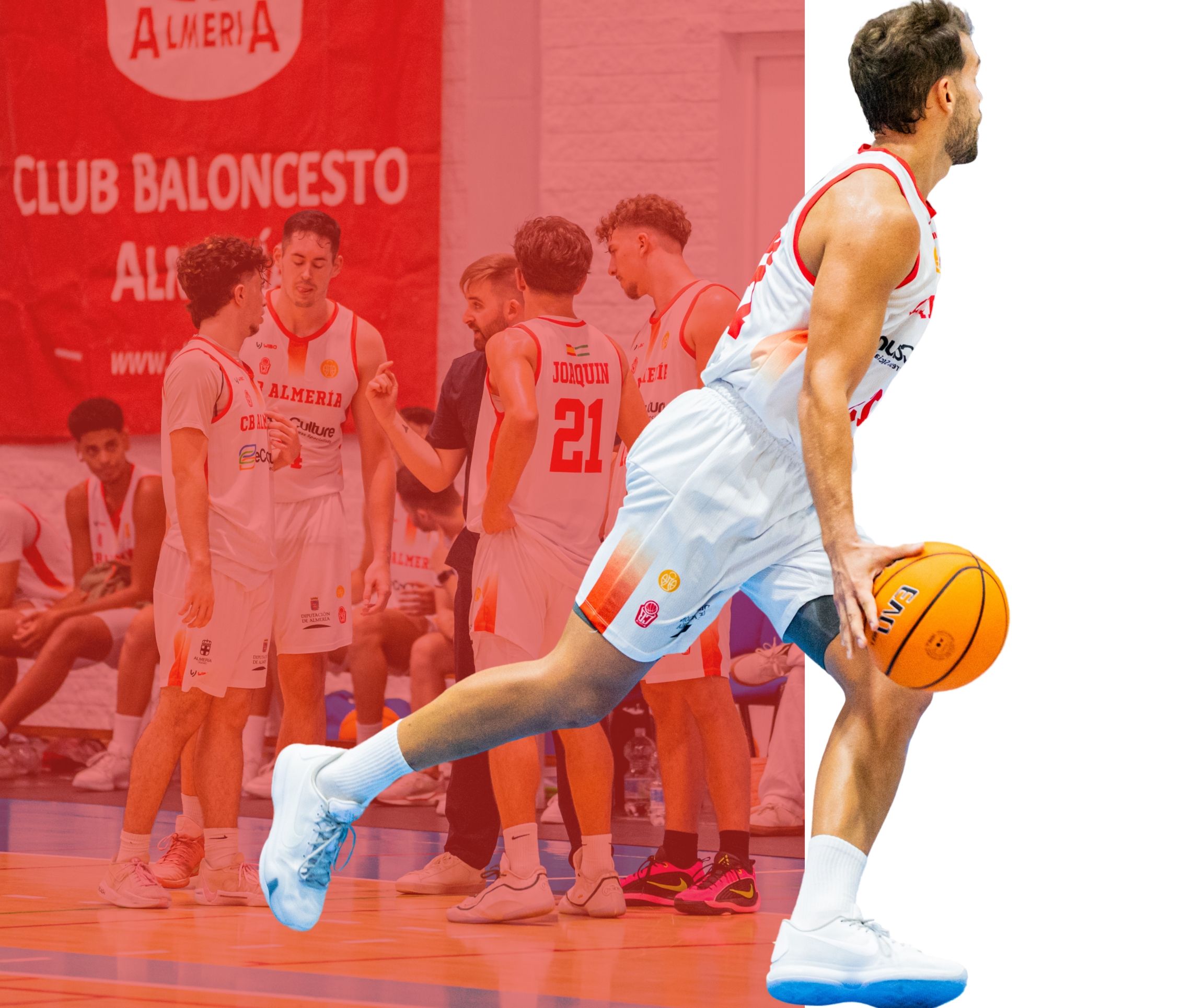Jugador del CB Almería con balón de baloncesto y compañeros del equipo durante una charla en la pista