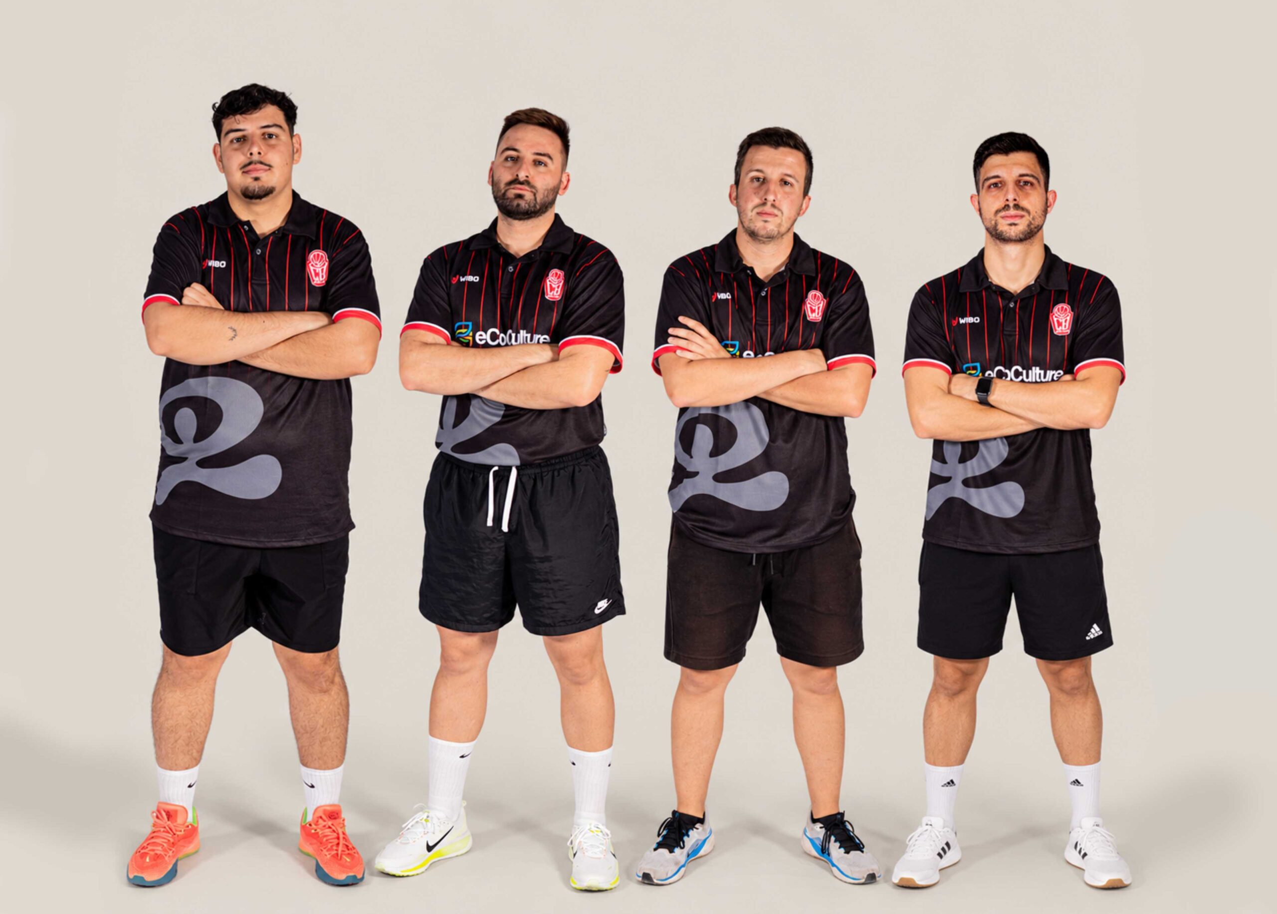 Entrenadores del CB Almería de Tercera FEB posando en estudio con la equipación técnica oficial del club
